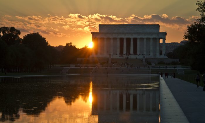 El sol se pone detrás del Lincoln Memorial en Washington DC, el 30 de septiembre de 2013. (Mladen Antonov/AFP/Getty Images)
