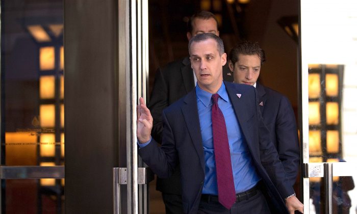 Corey Lewandowski, jefe de campaña de Donald Trump, sale del hotel Four Seasons tras una reunión con Trump y donantes republicanos, en Nueva York el 9 de junio de 2016. (Drew Angerer/Getty Images)