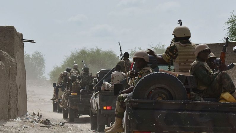 Un convoy militar recorre la ciudad de Bosso, en la región de Diffa, en Níger, el 17 de junio de 2016. (Foto de ISSOUF SANOGO / AFP a través de Getty Images)
