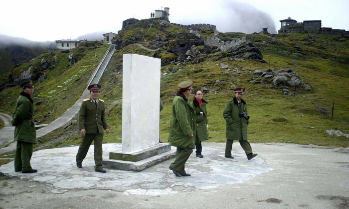 Soldados chinos en la zona del paso de Nathu La, en la frontera entre India y China, en el estado nororiental indio de Sikkim, en agosto de 2003. Las dos partes se enfrentaron en otro paso llamado Naku La el 20 de enero de 2021, según el ejército indio. (STR/AFP vía Getty Images)