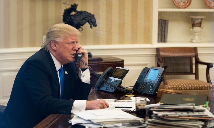 El presidente Donald Trump habla por teléfono con el Primer Ministro australiano Malcolm Turnbull en el Despacho Oval de la Casa Blanca en Washington, DC. el 28 de enero de 2017. (Drew Angerer/Getty Images)