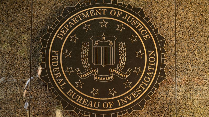 El sello del Buró Federal de Investigación aparece en el exterior del edificio Edgar J. Hoover del buró, el 9 de mayo de 2017, en Washington, D.C. (Foto de Chip Somodevilla/Getty Images)