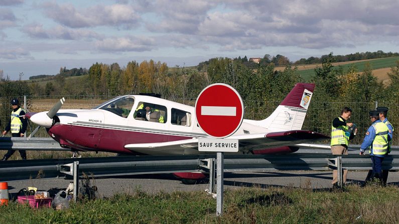 Policías junto a un Piper PA28. (Foto de archivo de Lionel Bonaventure / AFP a través de Getty Images)