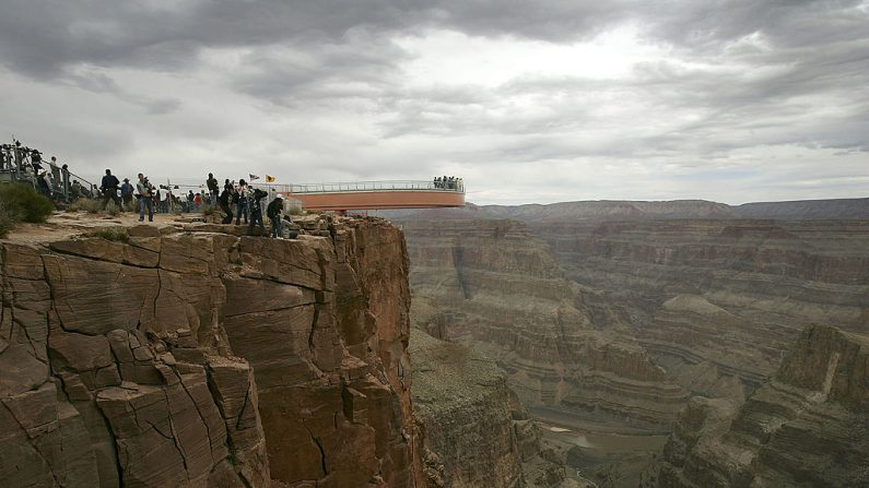 El Gran Cañón y el  Skywalk, la pasarela de cristal en forma de voladizo que se extiende 70 pies desde el borde occidental del Gran Cañón a más de 4000 pies sobre el río Colorado, en una vista del 20 de marzo de 2007 en la Reserva Hualapai del Gran Cañón, Arizona. (David McNew/Getty Images)