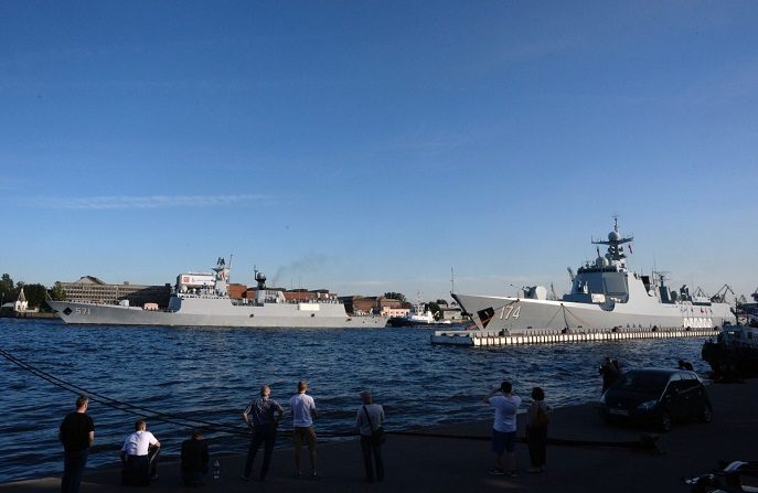 El destructor de misiles chino tipo 052D Hefei (D) y la fragata china tipo 054A Yuncheng atracaron en San Petersburgo, Rusia, el 27 de julio de 2017. (Olga Maltseva/AFP/Getty Images)
