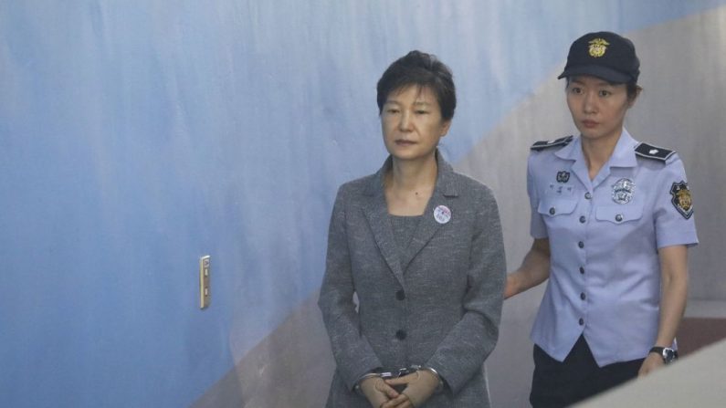 La expresidente de Corea del Sur, Park Geun-hye (i.), llega a un tribunal en Seúl, Corea del Sur, el 25 de agosto de 2017. (Foto de Kim Hong-Ji / AFP a través de Getty Images)