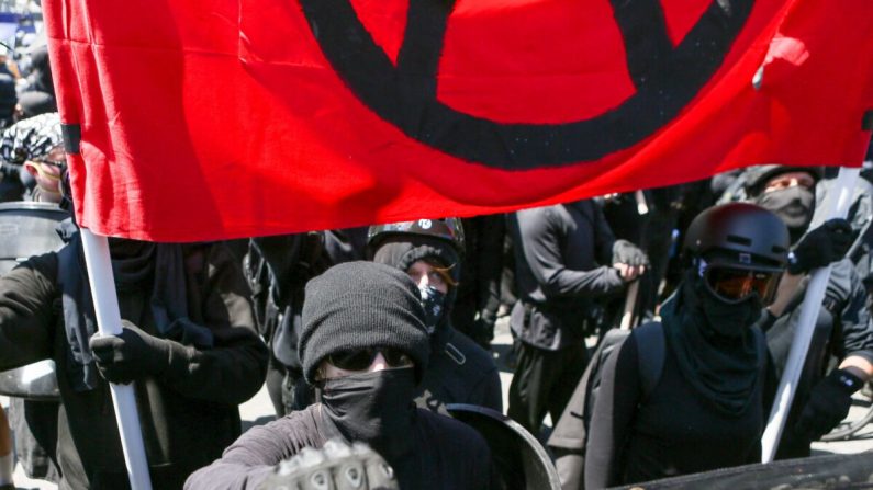 Extremistas de Antifa en Berkeley, California, el 27 de agosto de 2017. (Amy Osborne/AFP vía Getty Images)
