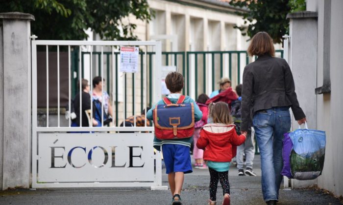 Los alumnos llegan a una escuela primaria el primer día del nuevo año escolar en La Rochelle, Francia, el 4 de septiembre de 2017. (XAVIER LEOTY/AFP/Getty Images)