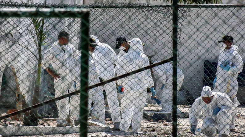 Los investigadores de la policía revisan el sitio donde explotó una bomba en Barranquilla, Colombia, el 27 de enero de 2018.
(Foto de JOSE TORRES / AFP a través de Getty Images)