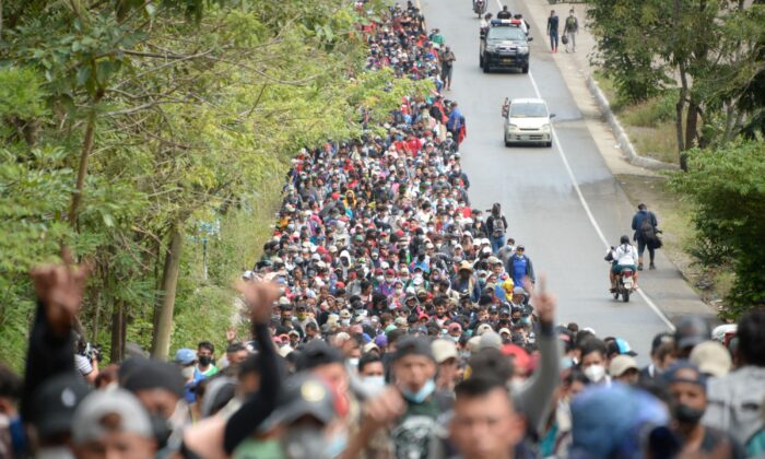 Migrantes hondureños, parte de una caravana que se dirige a Estados Unidos, caminan por una carretera en Camotan, Guatemala, el 16 de enero de 2021. (Johan Ordonez/AFP a través de Getty Images)