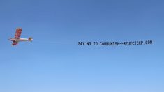 Una pancarta vuela por los cielos australianos exponiendo la infiltración comunista