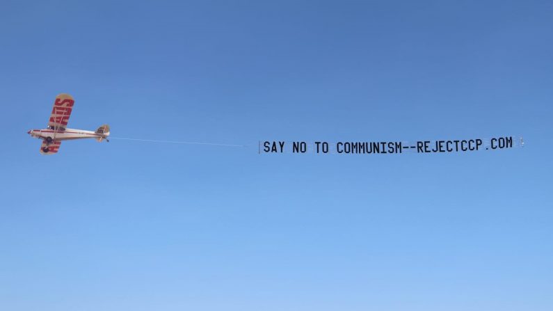 El mensaje que dice: "Diga no al comunismo, RejectCCP.com" va volando por los cielos de la playa de Coogee en Australia Occidental el 20 de diciembre de 2020. (Cortesía de Brian Collingridge)