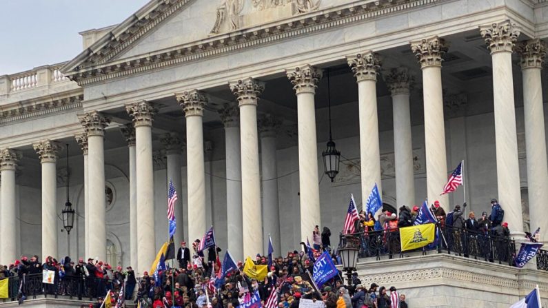 Los manifestantes se reúnen en las escalinatas del Capitolio de Estados Unidos, en Washington, el 6 de enero de 2021. (Cortesía de Mark Simon)