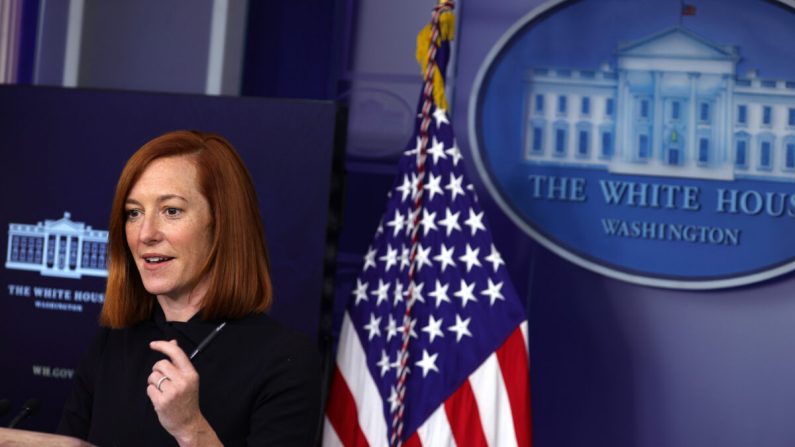 La secretaria de prensa de la Casa Blanca, Jen Psaki, en una rueda de prensa en la Casa Blanca, en Washington, el 22 de enero de 2021. (Alex Wong/Getty Images)