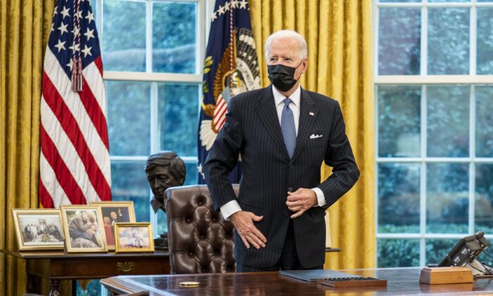 El presidente Joe Biden en el Despacho Oval de la Casa Blanca en Washington el 25 de enero de 2021. (Doug Mills-Pool/Getty Images)
