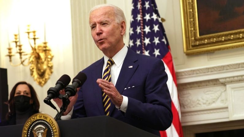El presidente de EE.UU. Joe Biden habla mientras la vicepresidenta, Kamala Harris, lo observa durante un evento sobre la crisis económica, en la Casa Blanca, el 22 de enero de 2021. (Alex Wong/Getty Images)