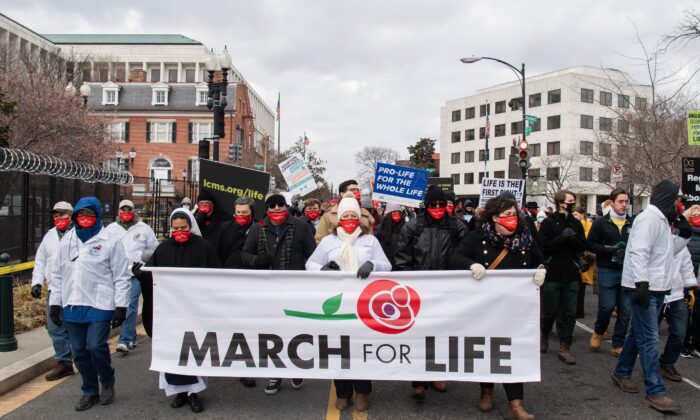 Activistas provida participan en la "Marcha por la Vida", un evento anual para conmemorar el aniversario del caso Roe vs. Wade de la Corte Suprema de 1973, el cual legalizó el aborto en EE. UU., afuera de la Corte Suprema de EE. UU. ,en Washington el 29 de enero 2021. (Saul Loeb/AFP a través de Getty Images)