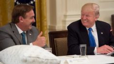 CEO de MyPillow lleva apuntes misteriosos en su visita a Trump en el Despacho Oval