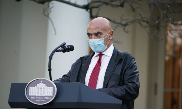 El Dr. Moncef Slaoui, jefe del programa Operación  Warp Speed, pronuncia un discurso en la Casa Blanca, en Washington, el 13 de noviembre de 2020. (Mandel Ngan/AFP/Getty Images)
