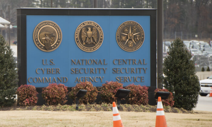 Un letrero de la Agencia de Seguridad Nacional (NSA), el Comando Cibernético y el Servicio Central de Seguridad de EE. UU. en la entrada de Fort Meade, Maryland, el 14 de febrero de 2018. (SAUL LOEB/AFP a través de Getty Images)