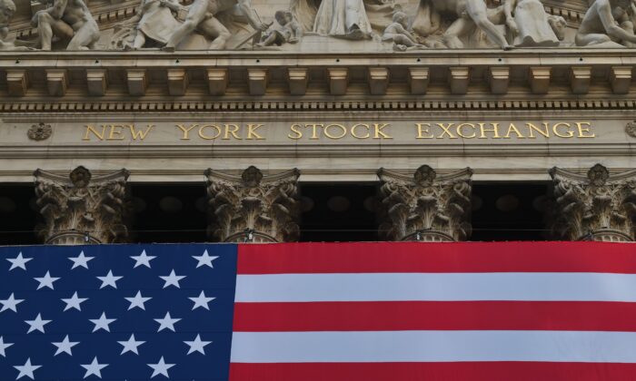 Vista de la Bolsa de Valores de Nueva York (NYSE), en Wall Street, el 16 de noviembre de 2020. (Angela Weiss/AFP vía Getty Images)