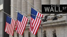 Wall Street abre en rojo y el Dow baja un 2 % con la nueva variante de covid-19