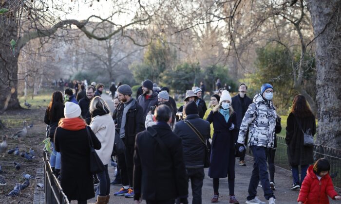 Bajo el tercer cierre de Gran Bretaña en un intento por controlar los crecientes casos del virus del PCCh, la gente camina en el centro de Londres, el 9 de enero de 2021. (Tolga Akmen/AFP a través de Getty Images)