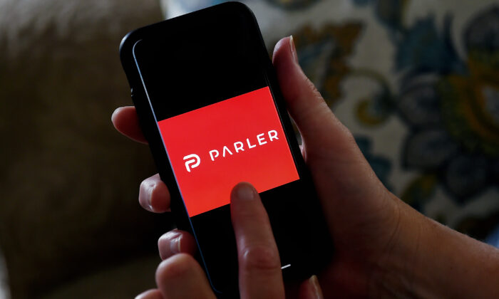 El logotipo de la aplicación de redes sociales, Parler, en un smartphone, en Arlington, Virginia, el 2 de julio de 2020. (Olivier Douliery/AFP a través de Getty Images)