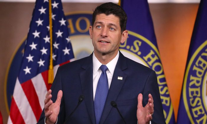 El presidente de la Cámara de Representantes, Paul Ryan (R-WI), habla sobre la crisis de los opioides durante su conferencia de prensa semanal en Capitol Hill, en Washington, D.C., el 14 de junio de 2018. (Mark Wilson/Getty Images)