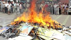 Incautan y queman libros en la China Comunista mientras encarcelan a las personas de fe