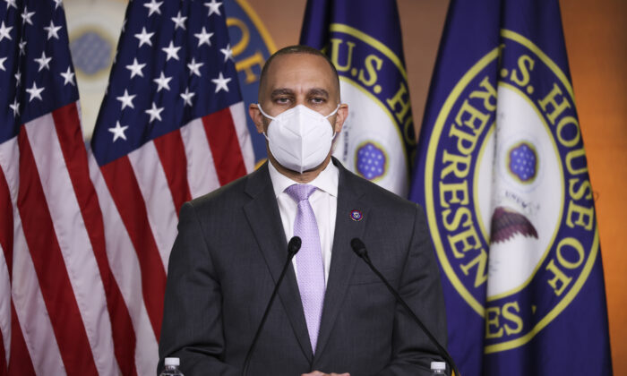 El presidente del Caucus Demócrata, el representante Hakeem Jeffries (D-NY), habla en una conferencia de prensa en Washington el 4 de enero de 2021. (Tasos Katopodis/Getty Images)