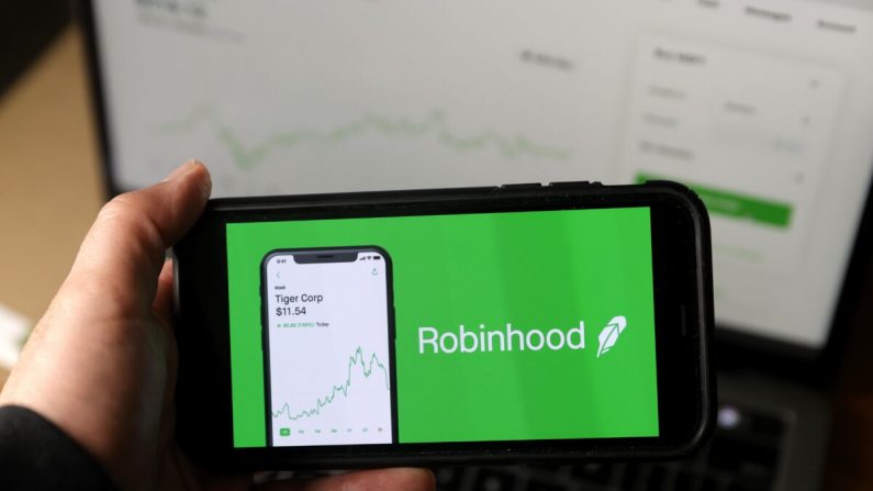 El logotipo de Robinhood en un teléfono en San Anselmo, California, el 17 de diciembre de 2020. (Justin Sullivan/Getty Images)