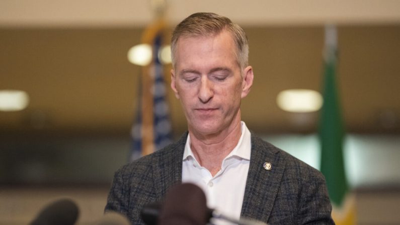 Chuck Lovell, jefe de la oficina de policía de Portland, escucha al alcalde de Portland, Ted Wheeler, hablar con los medios de comunicación en el Ayuntamiento de Portland, Oregón. (Nathan Howard/Getty Images)