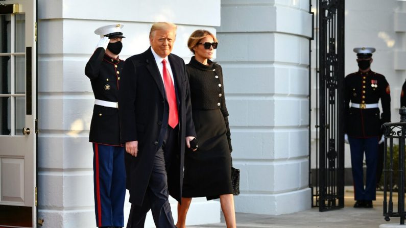 El entonces presidente Donald Trump y la primera dama Melania salen de la Casa Blanca el 20 de enero de 2021. (Mandel Ngan/AFP a través de Getty Images)