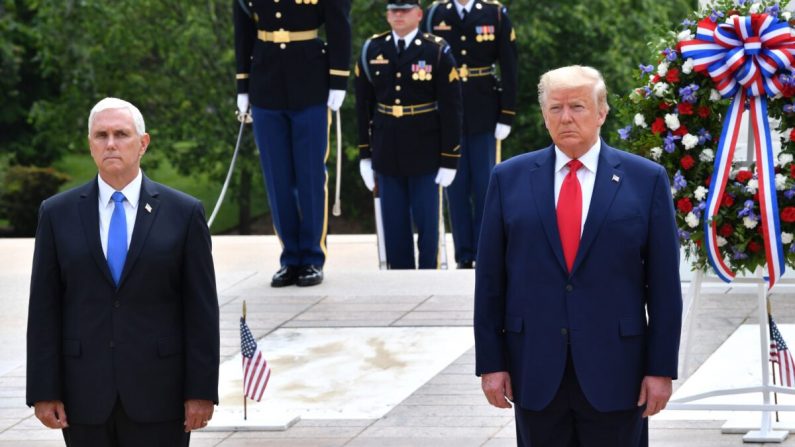 El presidente Donald Trump (D) y el vicepresidente Mike Pence participan en una ceremonia de colocación de coronas en la tumba del Soldado Desconocido en el Cementerio Nacional de Arlington para conmemorar el Día de la Recordación en Arlington, Virginia, el 25 de mayo de 2020. (Nicholas Kamm/AFP vía Getty Images)