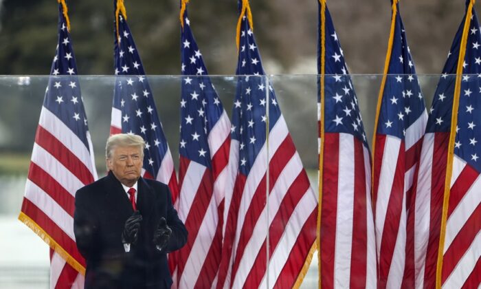 El presidente Donald Trump saluda a la multitud en el mitin "Stop The Steal" en Washington el 6 de enero de 2021. (Tasos Katopodis/Getty Images)