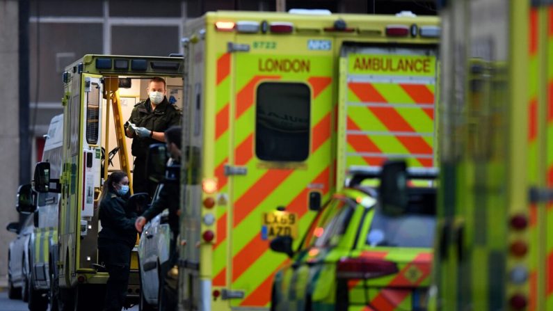 Un paramédico trabaja en la parte trasera de una ambulancia, estacionada fuera del hospital Royal London en Londres el 12 de enero de 2021, mientras los crecientes casos del nuevo coronavirus están presionando a los servicios de salud. (DANIEL LEAL-OLIVAS/AFP a través de Getty Images)