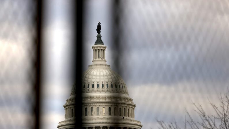 La cúpula del Capitolio de EE.UU. vista detrás de una valla de seguridad, el 17 de enero de 2021. (Michael M. Santiago/Getty Images)