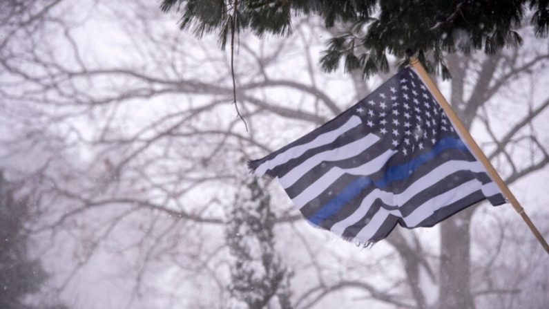 Una bandera de Blue Lives Matter ondea en la nieve y el viento durante una tormenta invernal en Saugus, Massachusetts, el 17 de diciembre de 2020. (Joseph Prezioso/AFP a través de Getty Images)
