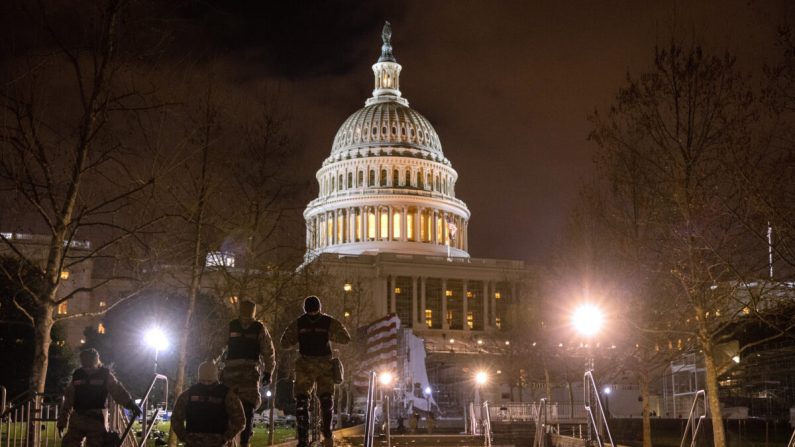 Las tropas de la Guardia Nacional caminan por el Capitolio de Estados Unidos en Washington, el 6 de enero de 2021. (John Moore/Getty Images)