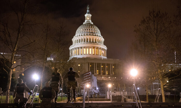 Miembros de la Guardia Nacional caminan por los terrenos del Capitolio de EE.UU. en Washington, el 6 de enero de 2021. (John Moore/Getty Images)