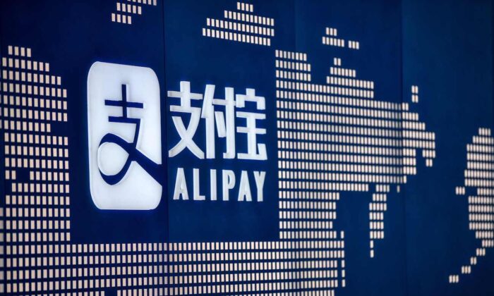 Un primer plano de un logotipo de Alipay en el edificio de oficinas del Grupo Ant en Shanghai en una foto de archivo. (Hector Retamal/AFP vía Getty Images)