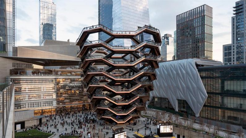 Fotografía cedida por Timothy Schenck donde se muestra "The Vessel", una compleja escalera en espiral compuesta por más de 2500 peldaños y de más de 45 metros de alto, ubicada en el centro del proyecto inmobiliario de Hudson Yards en Manhattan, Nueva York (EEUU). EFE/Timothy Schenck
