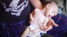 Bebé rescatada de un sucio remolque por un policía sufre asombrosa transformación en su nueva familia