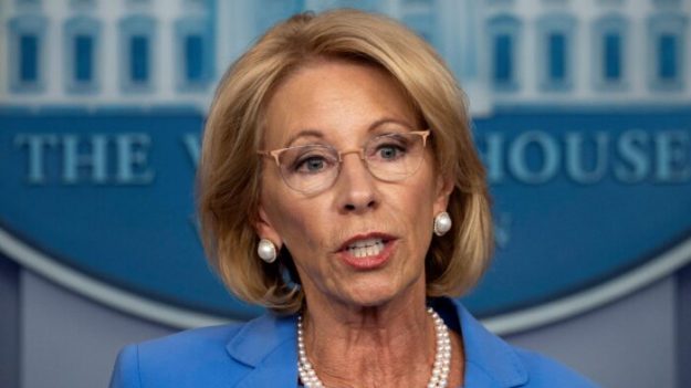 Secretaria de Educación Betsy DeVos renuncia tras los disturbios en el Capitolio