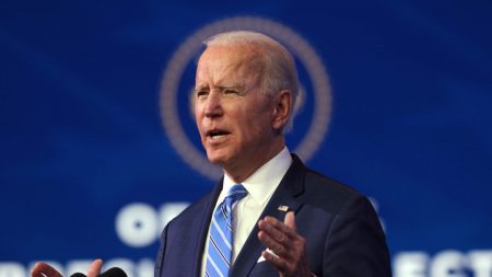 Biden planea añadir miles de sitios de vacunación, incluyendo farmacias