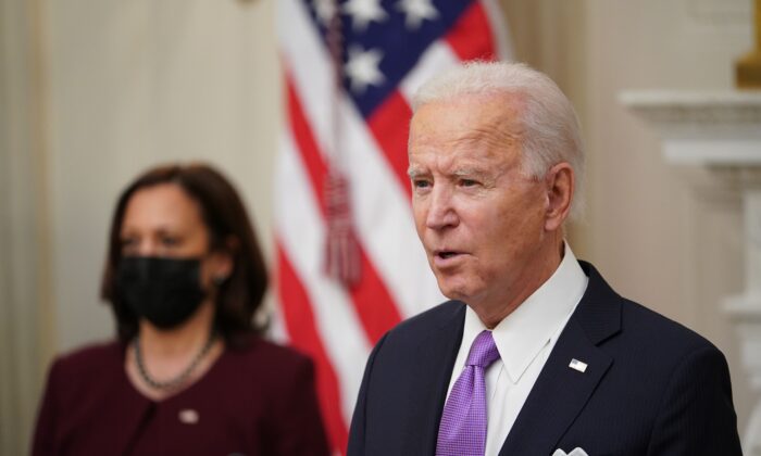 El presidente Joe Biden habla sobre la respuesta a Covid-19 mientras la vicepresidenta Kamala Harris (Izq.) mira antes de firmar las órdenes ejecutivas en el Comedor de Estado de la Casa Blanca en Washington el 21 de enero de 2021. (Mandel Ngan/AFP vía Getty Images)