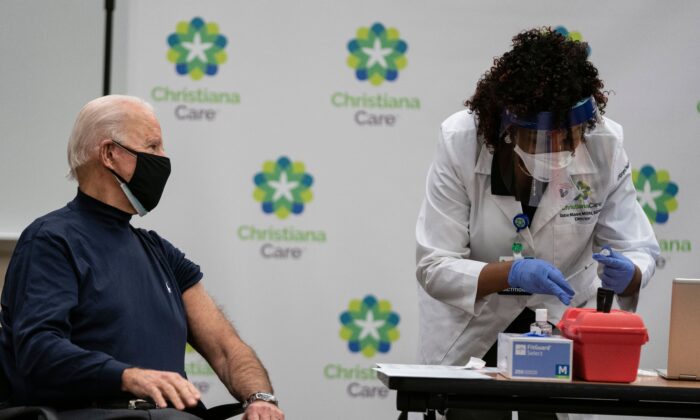 El presidente electo Joe Biden observa como una enfermera llena una jeringa con la vacuna COVID-19, en el campus de Christiana Care en Newark, Del., el 21 de diciembre de 2020. (Alex Edelman/AFP vía Getty Images)