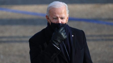 Biden ordena uso de mascarillas y reincorporación al Acuerdo sobre el Clima, entre otras medidas