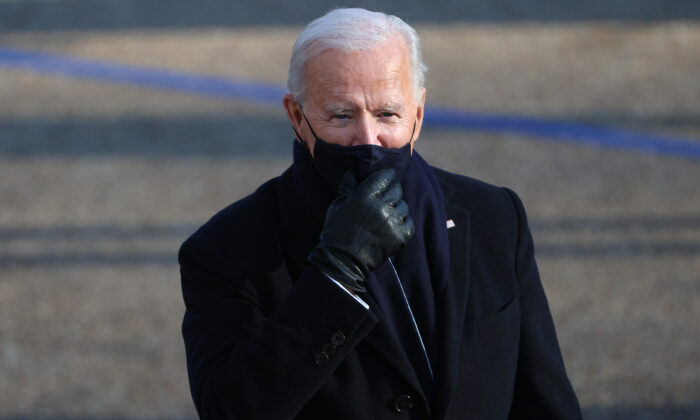 El presidente de los Estados Unidos Joe Biden camina por la ruta del desfile después de su inauguración en Washington, DC, el 20 de enero de 2021. (Patrick Smith/Getty Images)